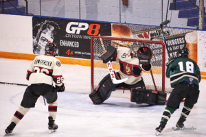 Figure 2 : Even with a decent shutter speed, you will sometimes get motion blur as on player #18 and the puck