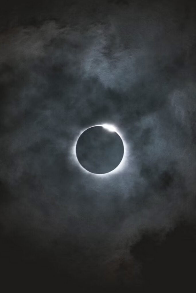 Solar-Eclipse | Photography and video news, reviews and tips | Henry's Camera Solar eclipse: the Moon covers the Sun, revealing the Sun's corona around the dark disk.